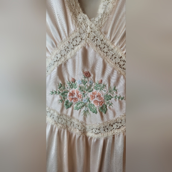 Vintage Gilead Large Elegant Peach Satin Nightgown Slip Dress Floral Embroidery - Picture 3 of 6